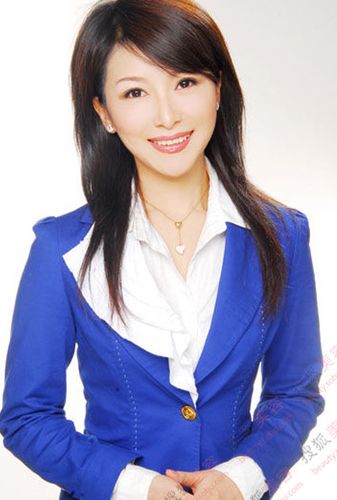 2004年从北京广播学院播音主持艺术学院毕业后,肖艳先是在上海电视台