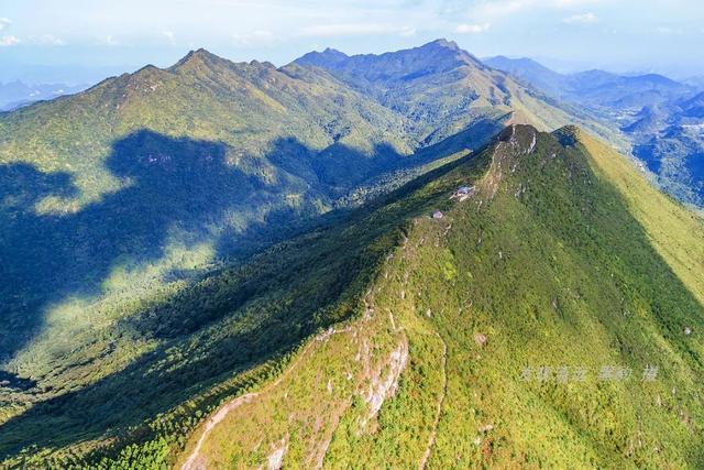 闲登广东莫六公顶,在绝美山脊线俯瞰千座秀丽喀斯特峰