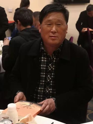 何建峰,新区人,退休干部.