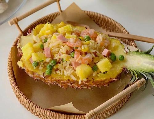 众所周知提到菠萝饭想起的就是泰国名菜,但其实在傣族菠萝饭也是一道