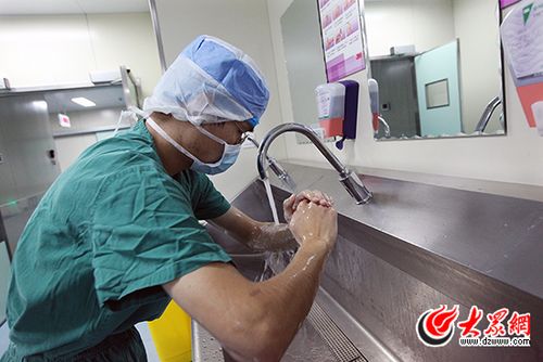 膝关节置换手术前医生在洗手消毒.记者 杨春卫 摄