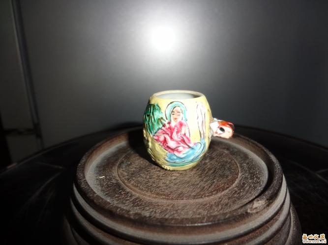 老品粉彩花卉人物鸟食罐