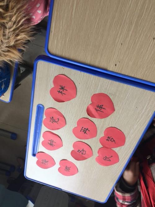 江北小学一(1)班的同学们第一次动手做字卡,不仅漂亮,还很有创意呢!