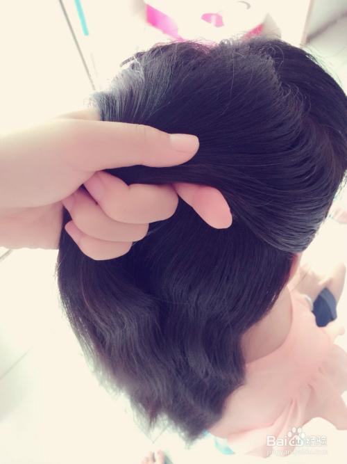 如何给母亲梳时尚的蝎子头