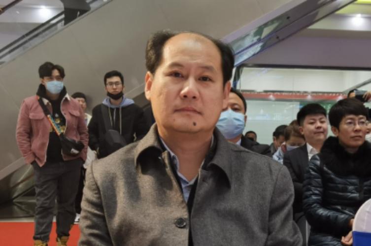 海伦市市委常委,副市长      王兆丰