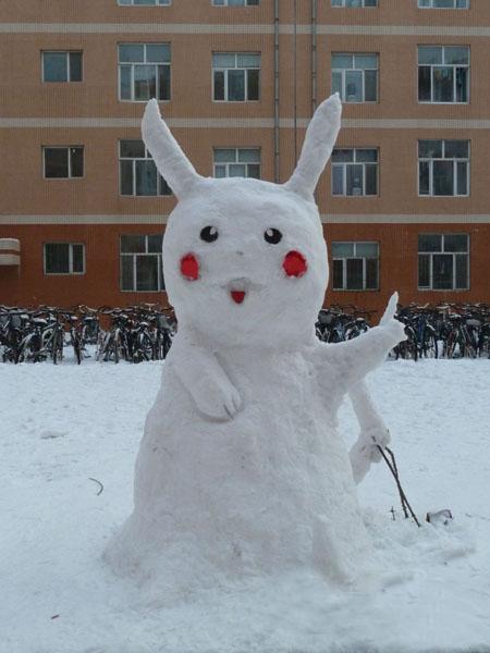 大学校园雪人这样堆才更有创意(一)