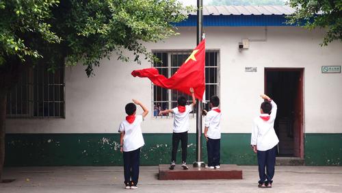 给祖国70年献礼——德小二年级一班升旗仪式