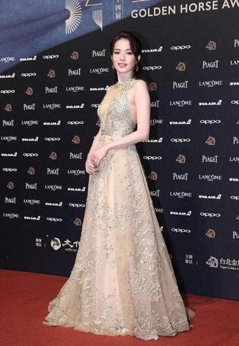 为什么不管多冷,女星参加活动都要穿那么少的衣服