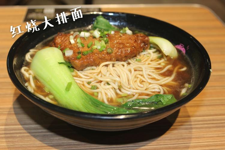 红烧大排面挑选优质里脊肉做成,骨头汤熬制,汤汁鲜美,肉厚筋道