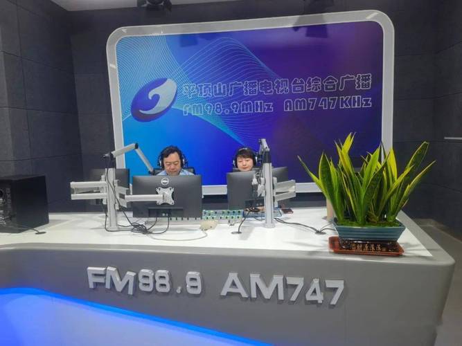 局长孙国权走进fm989平顶山广播电视台新闻广播直播间谈谈世界计量日