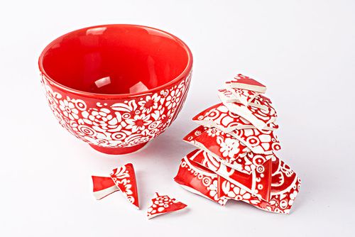 摔碎的红色的碗