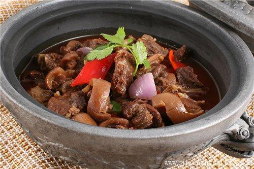砂锅狗肉的做法:    1)将狗肉放入清水内浸泡3个小时,取出斩成2块