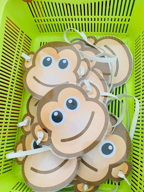 孩子们带上小猴子头饰在等待区等待游戏的开始.