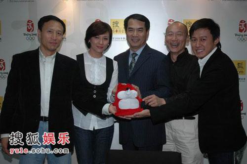 大港》的主创人员作客我们搜狐的明星聊天室,分别是著名的导演张建亚