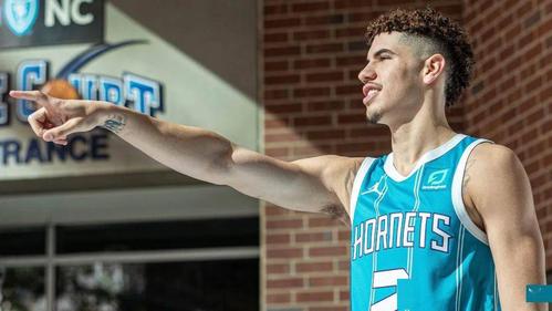 【篮球壁纸】|三球生涯首个三双 成历史最年轻三双先生