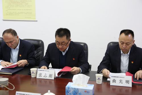 写美篇      其次,张志刚行长代表博州分行领导班子做了对照检查发言