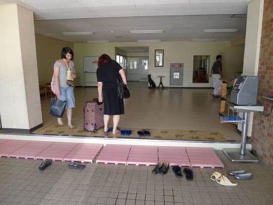 日本进门前为何要先脱鞋,难道不担心脚臭吗?原来我们都被骗了