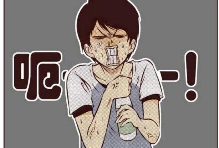 搞笑漫画,两个男同学怎么都拧不开瓶盖,妹子这样一下