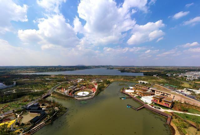 本届博览会选址在扬州市最大生态中心仪征枣林湾旅游度假区,会期自9月