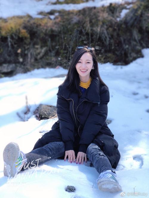 原创王治郅的眼光真好他29岁的二婚妻子周蕾脸蛋可爱而且身材姣好