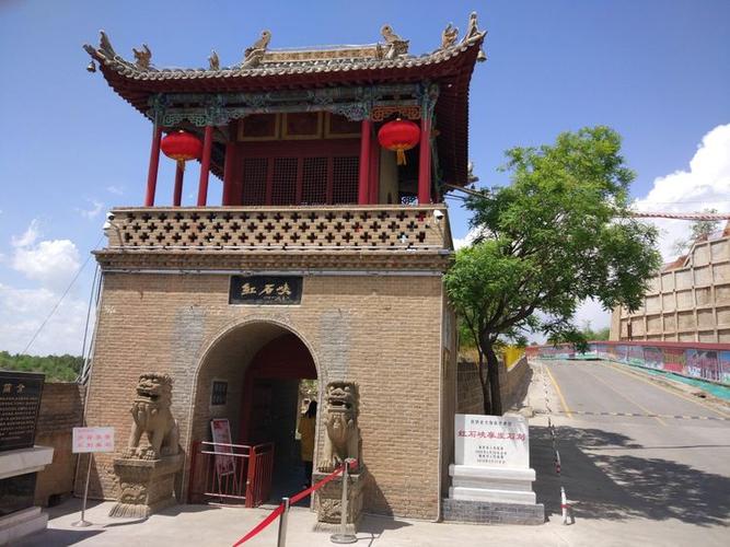 这里依山傍水,风景秀丽,是名胜古迹游览胜地.