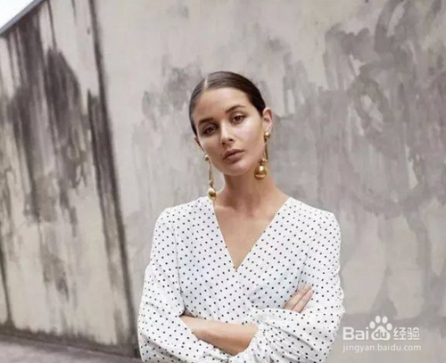 时尚/美容 > 减肥 5 合适的穿衣搭配: 方形脸首选v字型领,在购买衣服