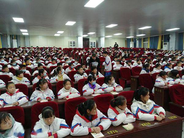 平舆县人民检察院法治进校园走进平舆二中