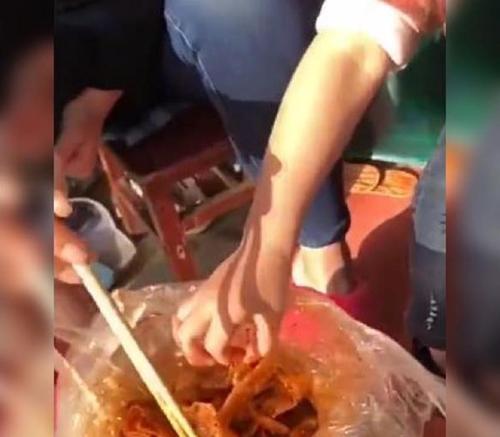 小女孩吃辣条辣出眼泪,仍不忘继续吃,网友:明明抗拒却无法自拔