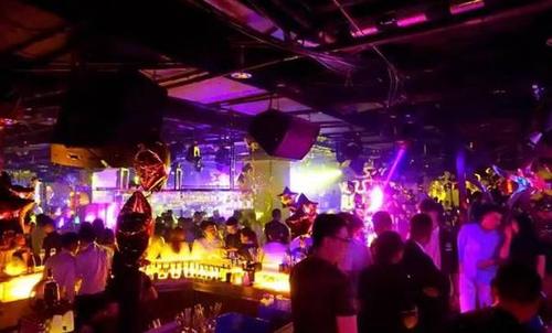 郑州一网红昨夜在某酒吧被网友暴打