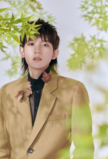 王源复古长发造型帅气写真图片79