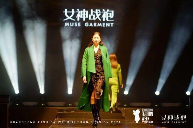 滑动查看更多图片发布会上,女神战袍创始人熊英在致辞中向对广东时装