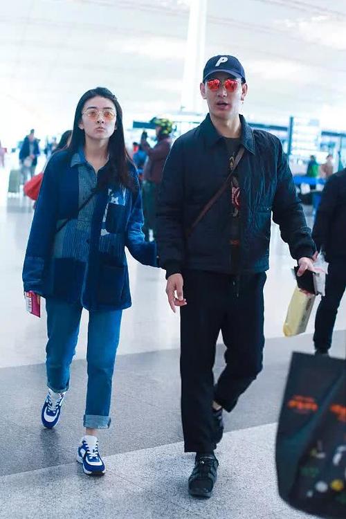 蒲巴甲携小9岁未婚妻现身大方秀恩爱,梁洁噘嘴甜笑化身刁蛮王妃