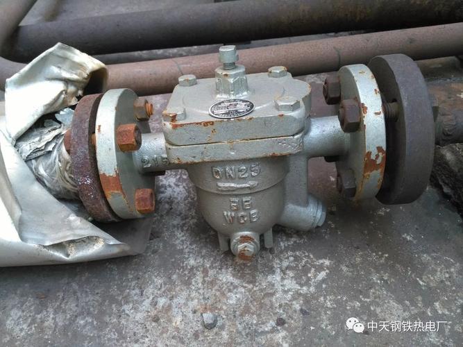 自由浮球式疏水阀:自由浮球式疏水阀的结构简单,内部只有一个活动部件