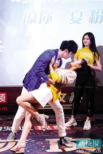 《炮灰攻略》24日在京举行粉丝见面会,主演余玥,严禹豪近期狂圈了一波