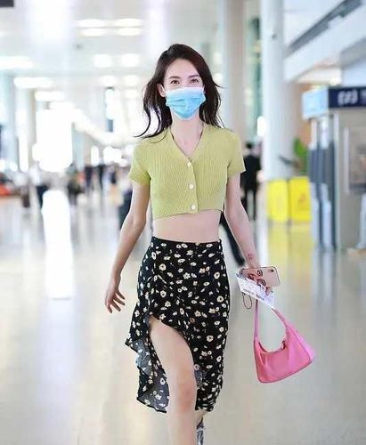 被金晨身材美到了,针织衫配开叉裙秀"马甲线"