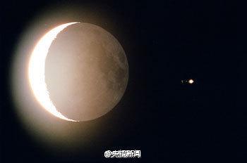 "火星合月"(图片来源:央视新闻微博)