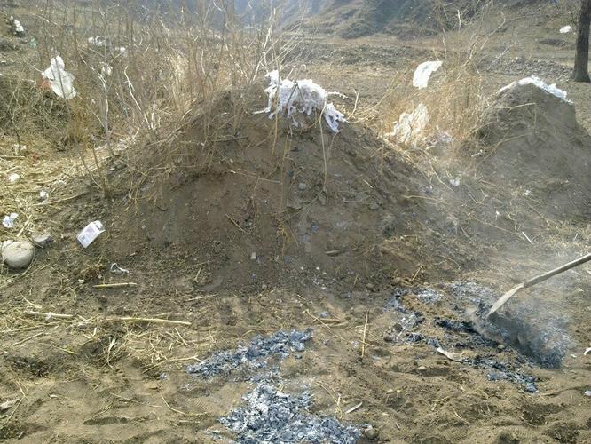  p> b>坟墓:埋葬死人之地. /b>筑土为坟,穴地为墓,通称"坟墓".