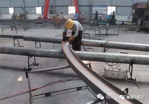 该工艺能从源头上保证钢拱架尺寸的准确性,使拱架安装成型后整体弧形