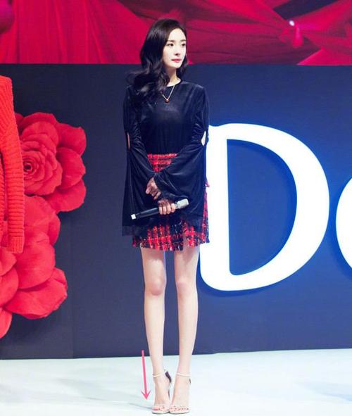 女明星的凉鞋有多难穿赵丽颖的鞋不合脚杨幂张天爱靠脚趾抓地