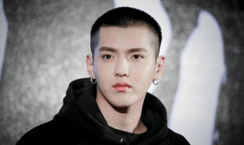 杜莎夫人蜡像馆辟谣,囚服照是假的,吴亦凡粉丝群被封恐难再发声