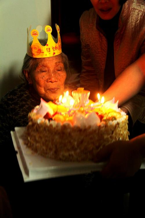 岁生日,我们又聚一起,祝福姥姥福如东海,寿比南山,身体安康,快乐幸福