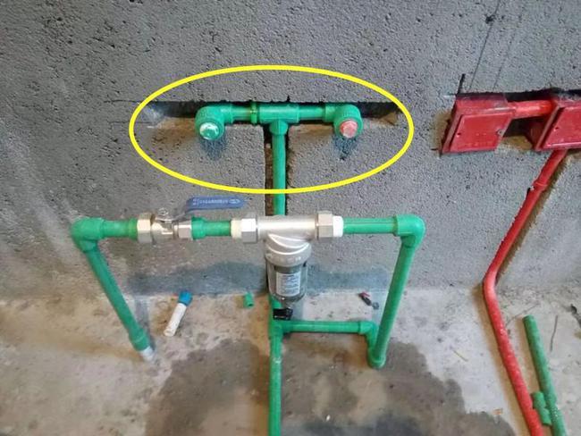 冷热水管可以同槽吗?师傅嫌麻烦把槽开大放一起,有没有被坑?