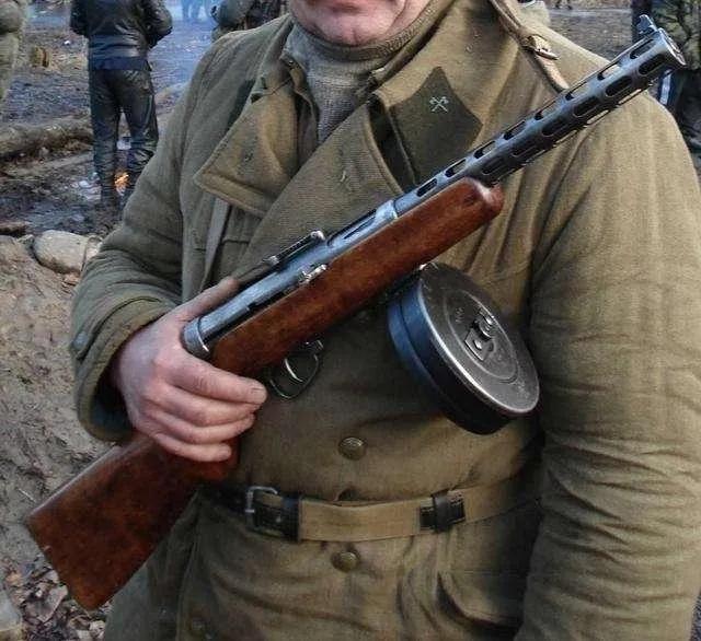 波波莎冲锋枪名噪二战,为何战后遭果断弃用?继任者比它出名更多