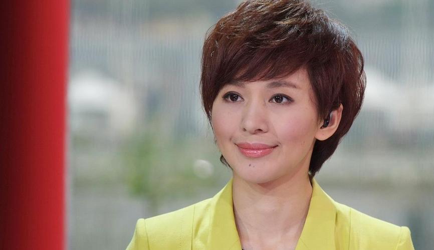 欧阳夏丹穿红"礼服裙"真漂亮,单肩领口露出项链,配短发好甜美