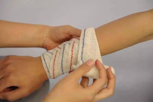 四,"8"字绑带包扎法