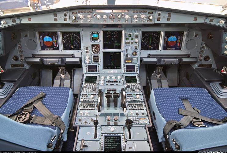 给你个330驾驶舱