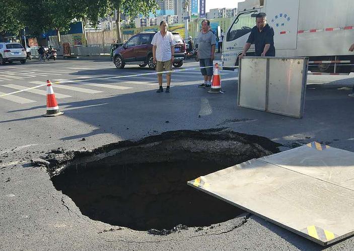 十字路口突现巨大"空洞" 地下发出神秘流水声