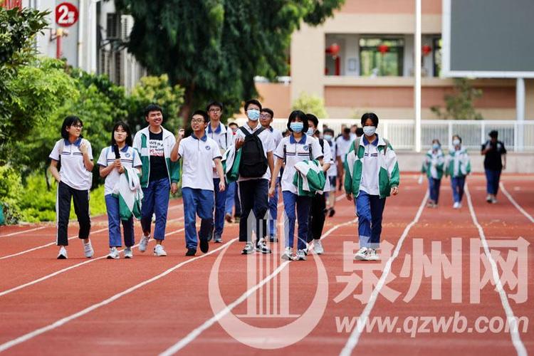 泉州实验中学(滨江校区)考点即景:校门口