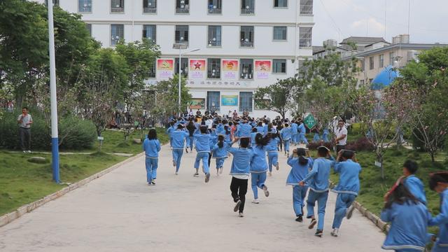 【导语】近日,仁和镇在仁和中学开展防震及消防应急安全演练,筑牢安全