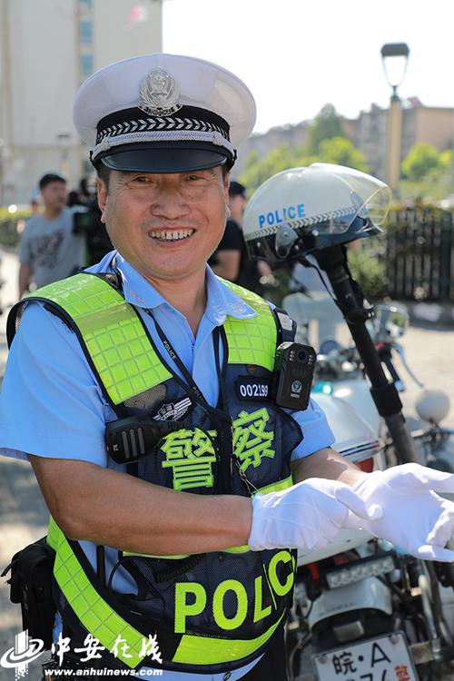 他习惯性地用白手套拭去面部的汗水.